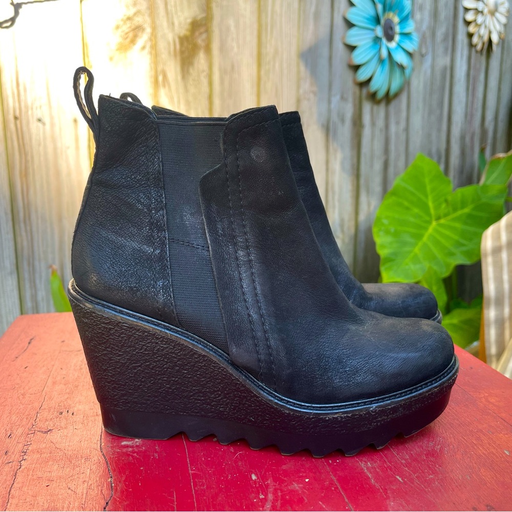VINCE CAMUTO BLACK SOFT LEATHER WEDGE ANKLE BOOTS 6.5M